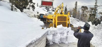 BRO team on Manali Leh road for mission snow clearance