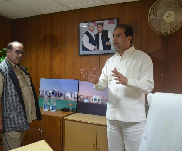 mohsin raza questions officials after seeing mulayam and azam pic in his office.