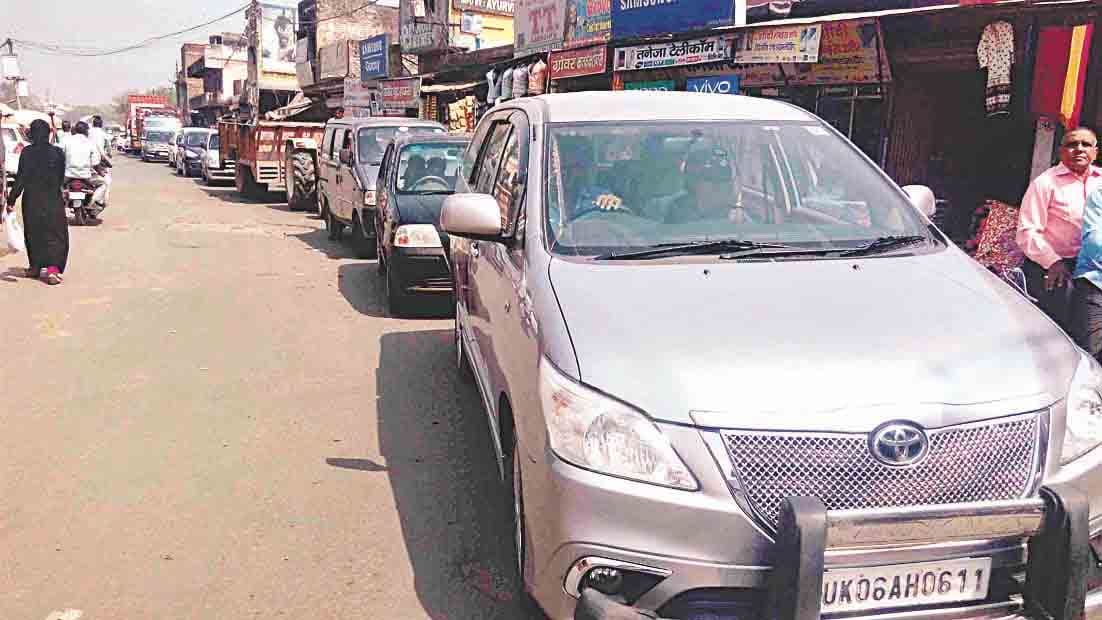 Jammed on the second day, crawling vehicles