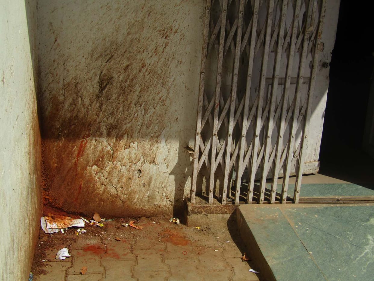 Do not eat gutkha paan in government office