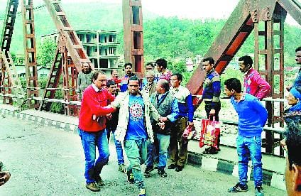 one man hanging the bridge after verbal fight