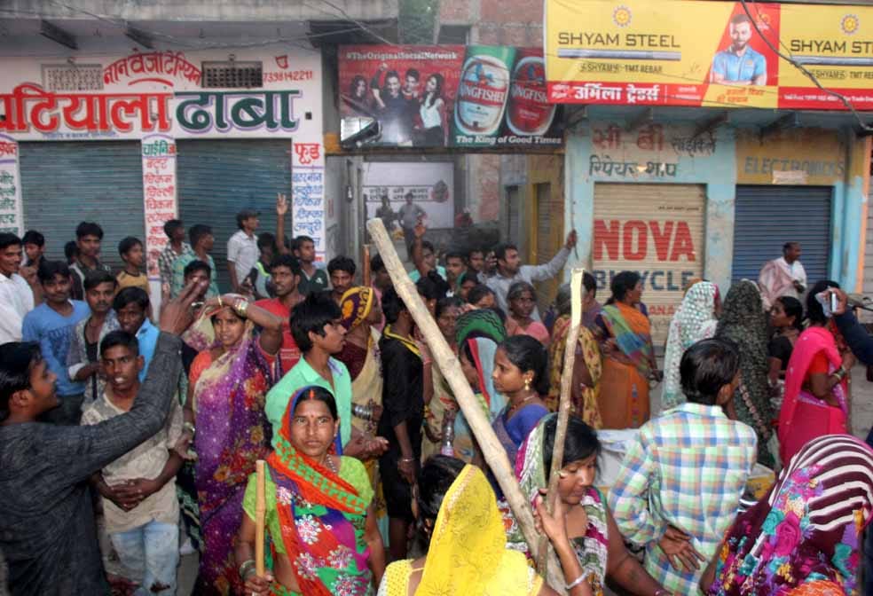 womens attack on wine shop, throw the bottele in varanasi
