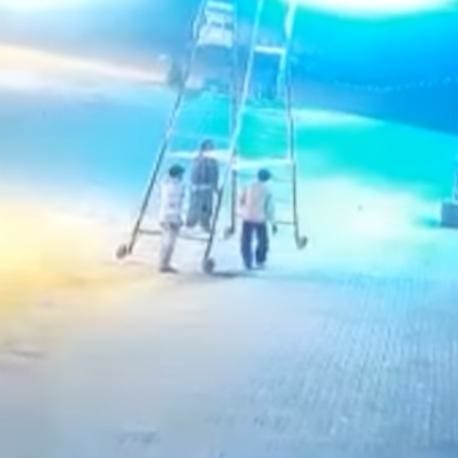 man died due to 11000 volts shock at sonipat of haryana, friend not able to save him