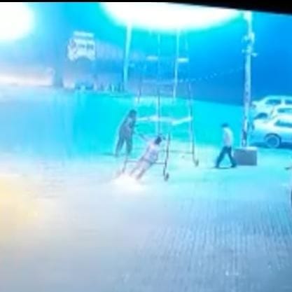 man died due to 11000 volts shock at sonipat of haryana, friend not able to save him