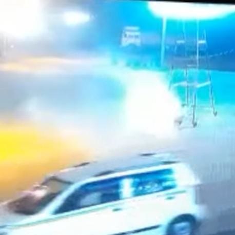 man died due to 11000 volts shock at sonipat of haryana, friend not able to save him