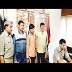 पुलिस कार्यालय में खुलासा करते एसपी दिनेश कुमार पी व अन्य।