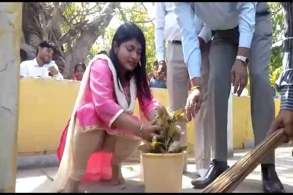 Including DM B Chandrakala, IG, DIG cleaning the style, see photos