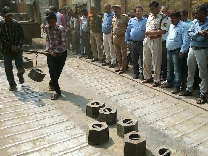 Farmers' anger broke out at Bajaj Sugar Mill