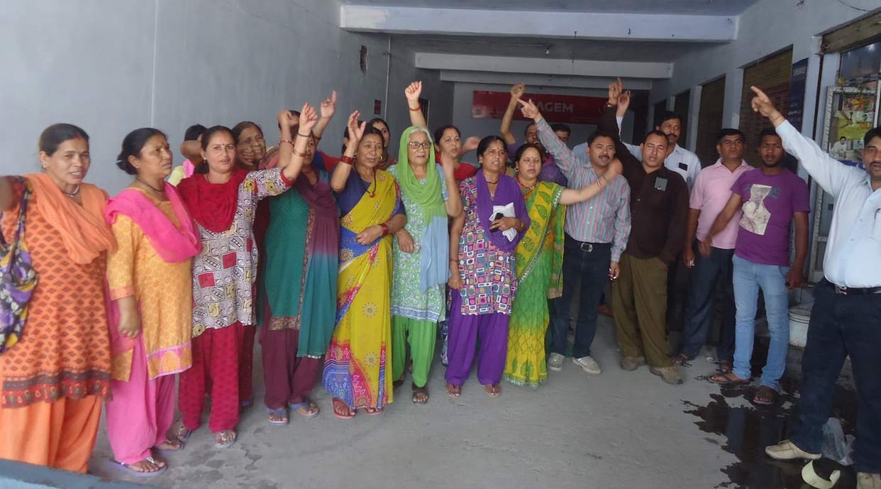 Village protest in protest against liquor shop.