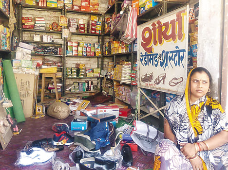 The shopkeepers handed over the thief to the police
