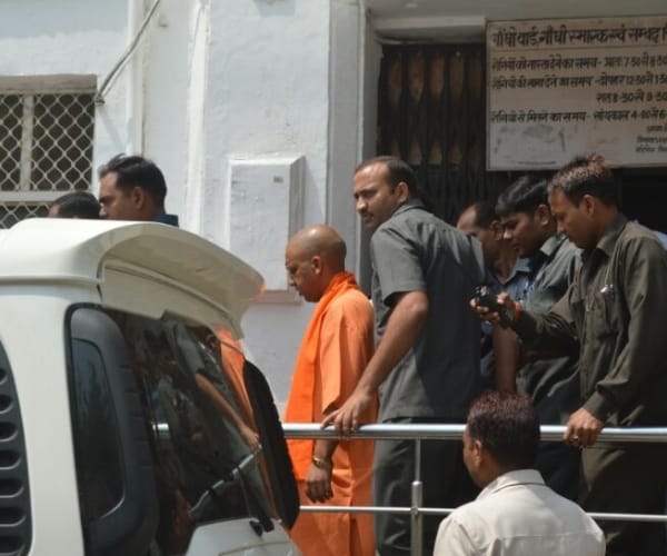  adityanath visits trauma in lucknow.