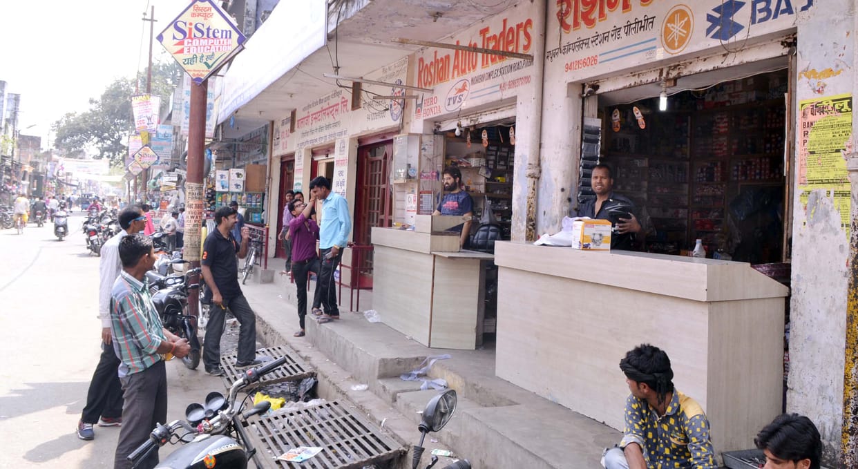Angry businessmen hoard the SHO, commotion