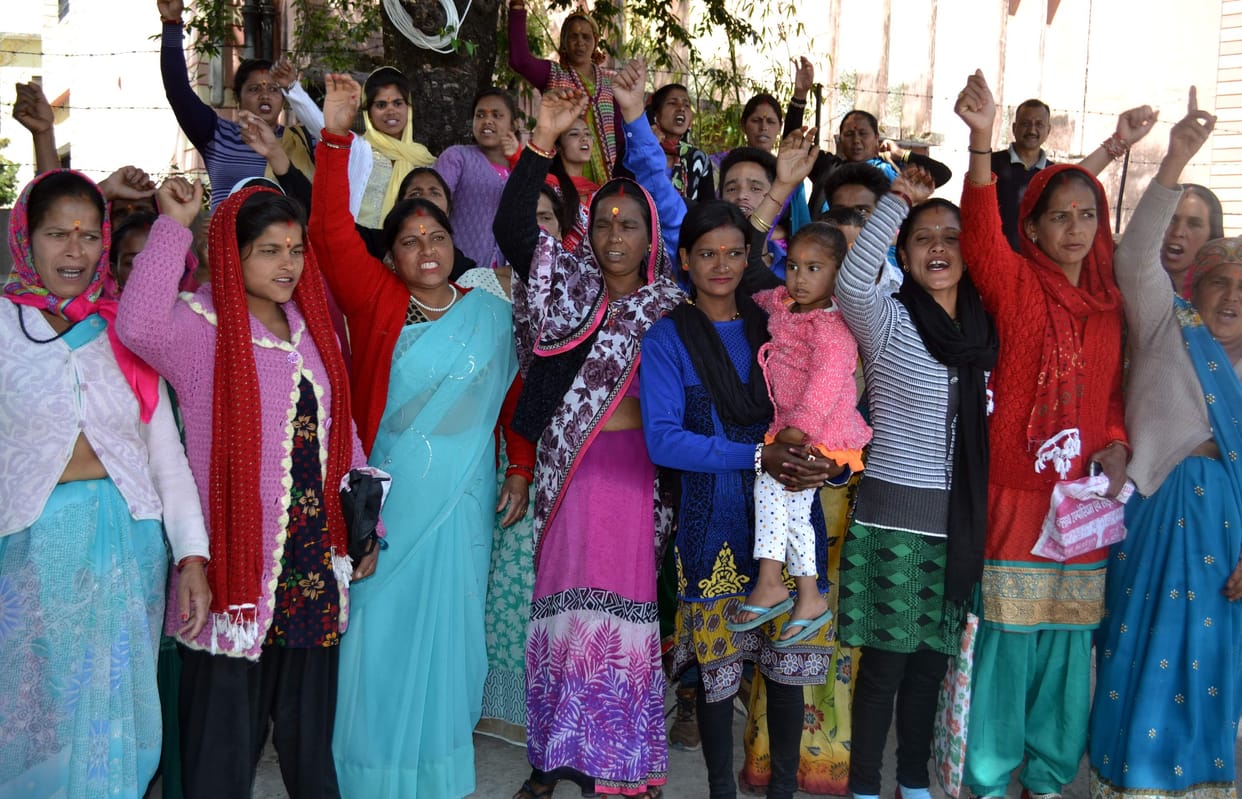 Demonstration against liquor shop