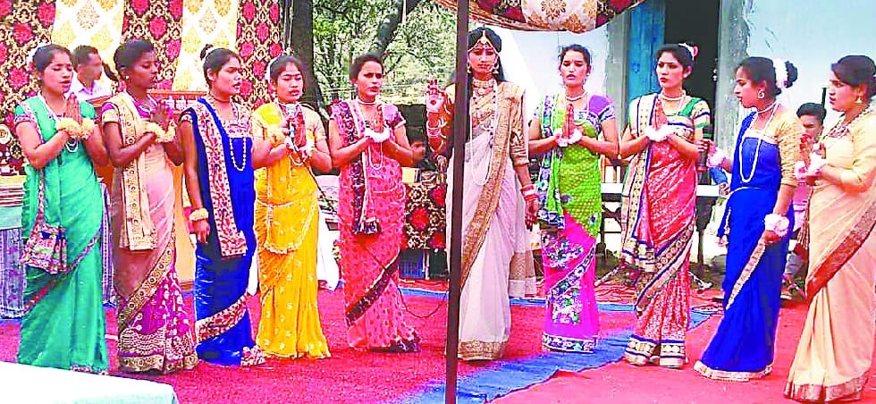 Multicultural Cultural Students Shuffled the show