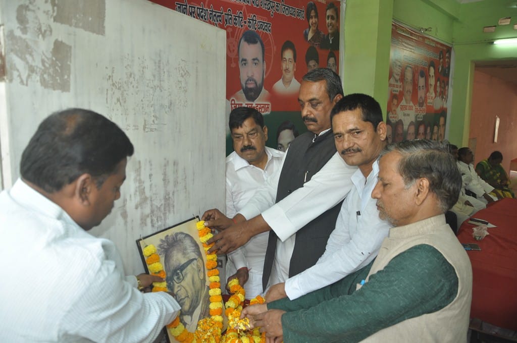 Samahwadi Party's members fight during celeberation of Lohia's birth anniversery