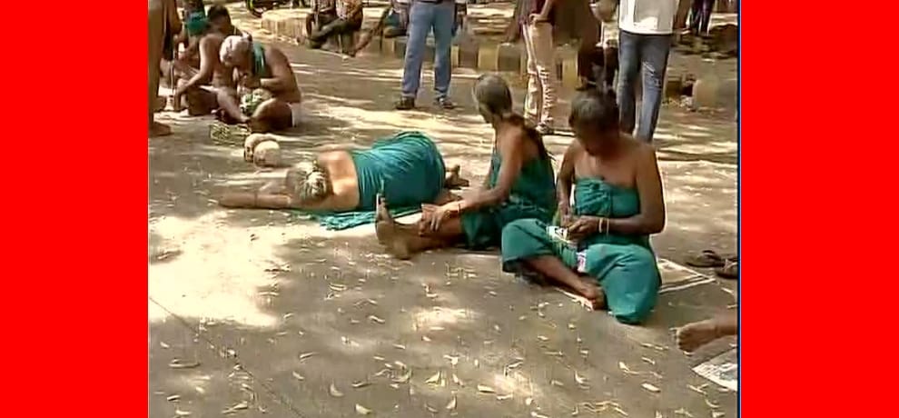 Actors Prakash Raj join the farmers from Tamil Nadu, protesting at Jantar Mantar for drought relief