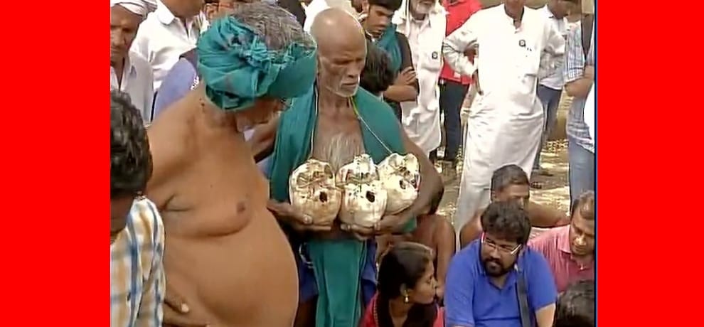 Actors Prakash Raj join the farmers from Tamil Nadu, protesting at Jantar Mantar for drought relief