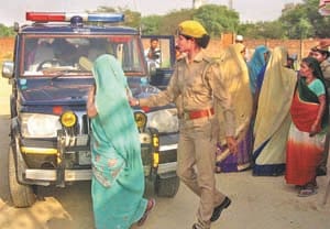 women attack kaushambi