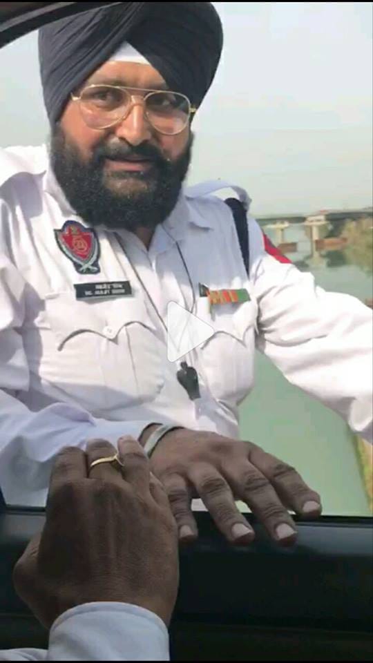 Manpreet Badal catches cops taking bribe