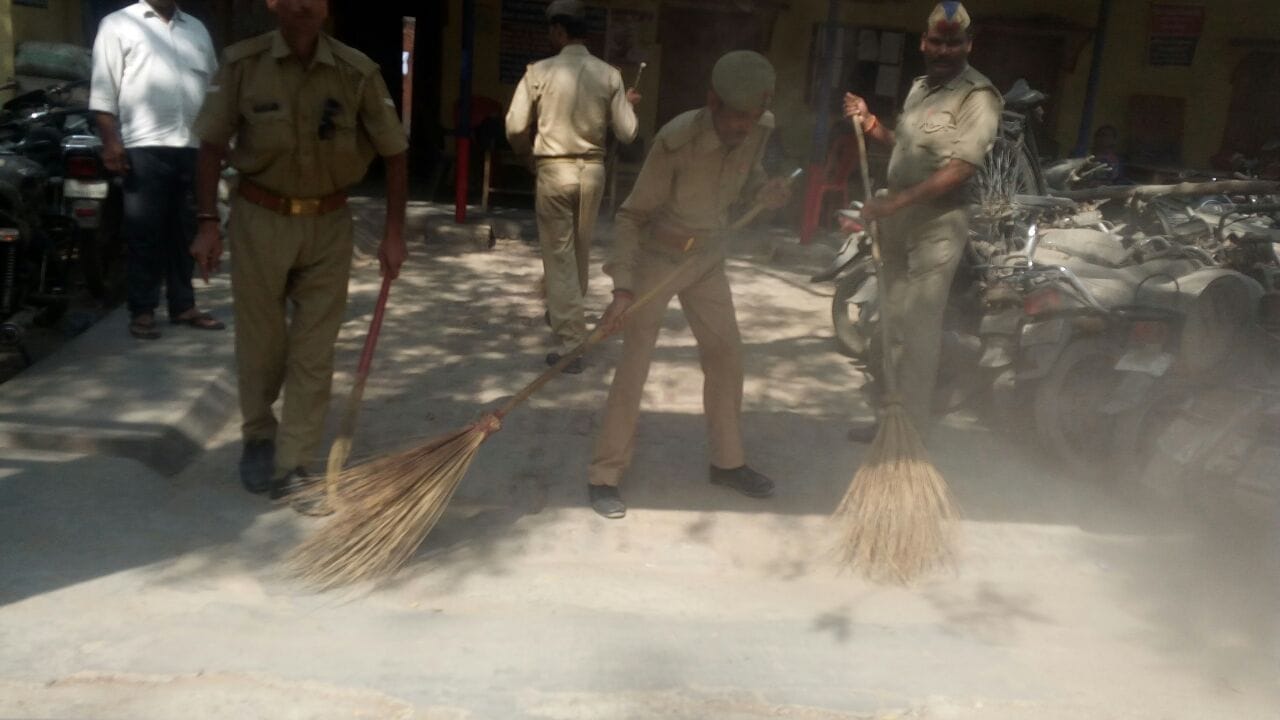 Yogiraj : Varanasi police force rushed to clean police station 