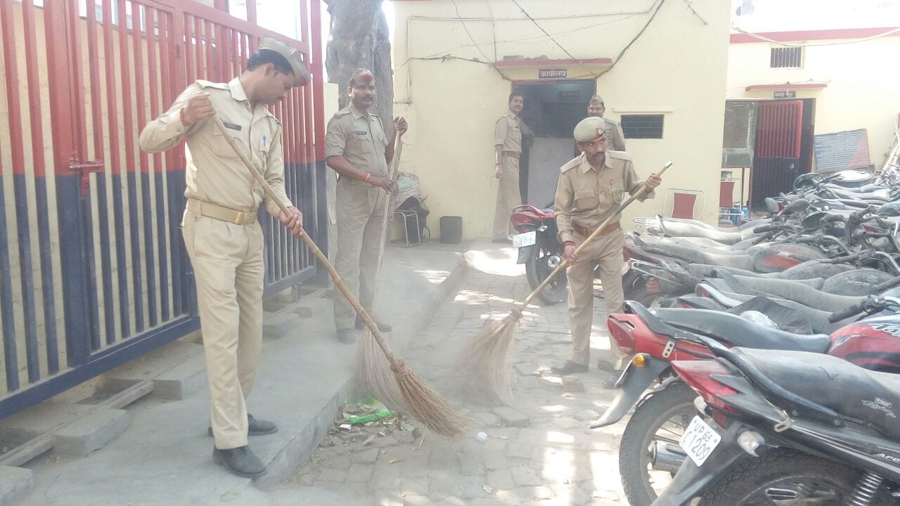 Yogiraj : Varanasi police force rushed to clean police station 