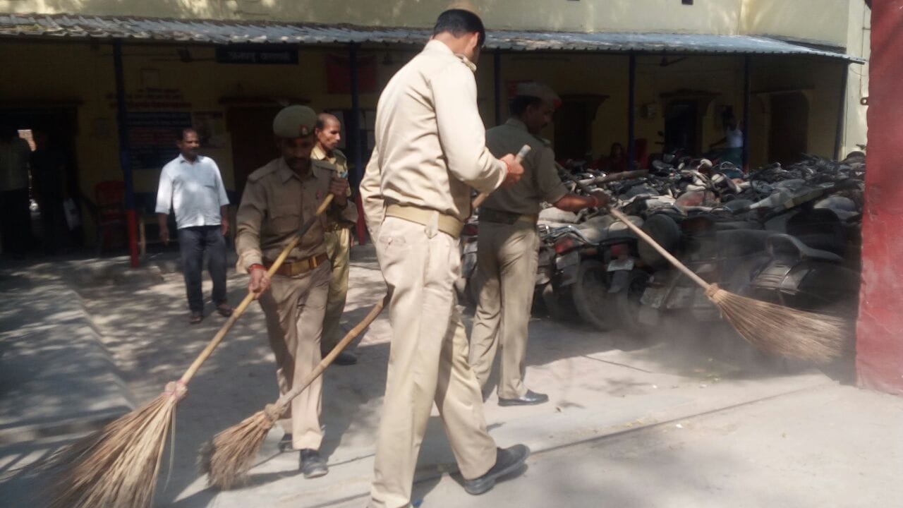 Yogiraj : Varanasi police force rushed to clean police station 