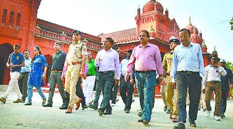 Police in plain uniform in college, ran away