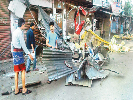 Uncontrollable truck mounted at shops