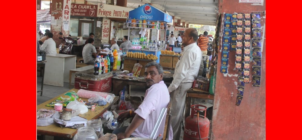 This is Noida's ARTO office, where Gutkha-Bidi is sold.