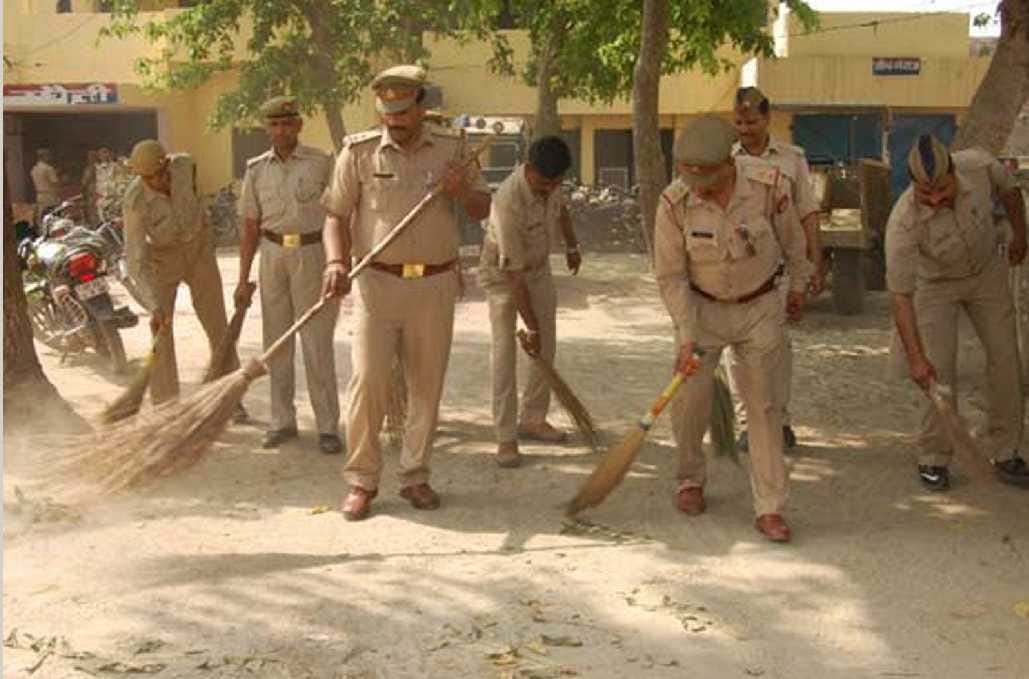 Khaki raised the broom, the dirt of the police station
