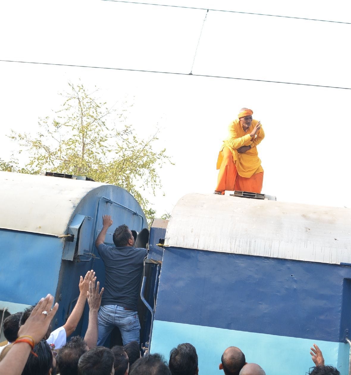 Tent on the roof of the train, try to touch the OHE line