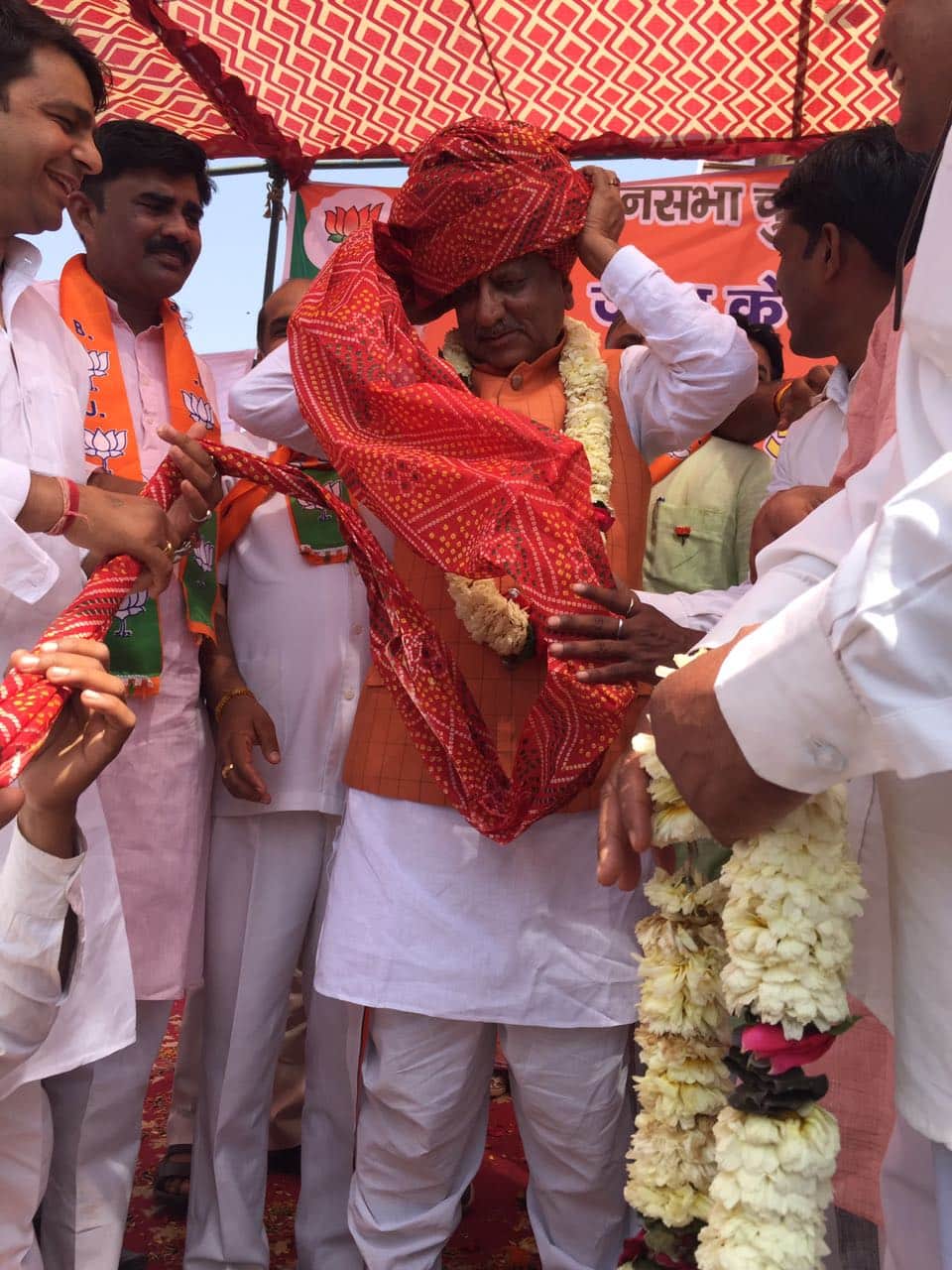 A grand welcome of BJP leader Om Mathur