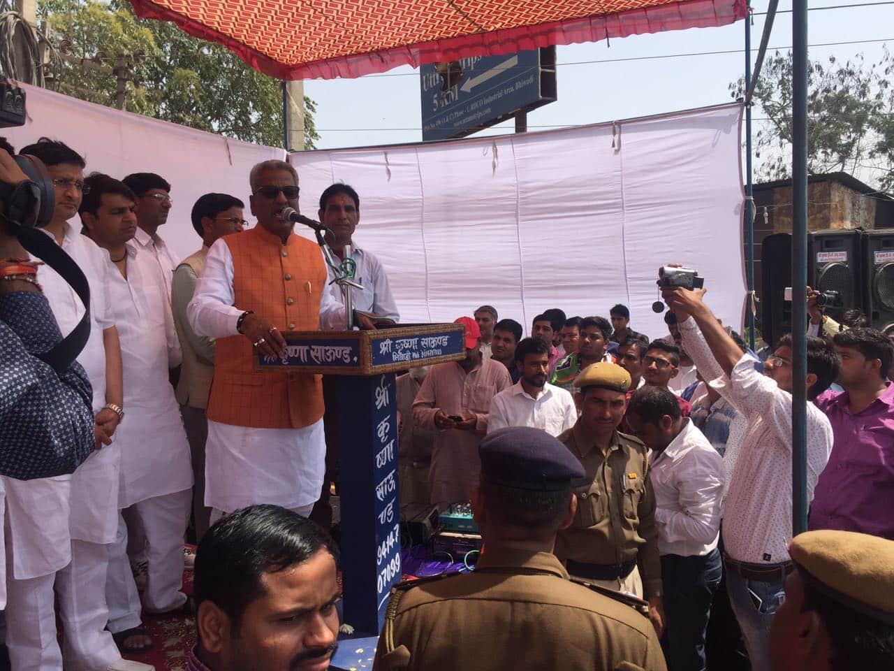 A grand welcome of BJP leader Om Mathur