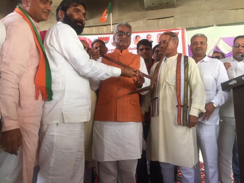 A grand welcome of BJP leader Om Mathur