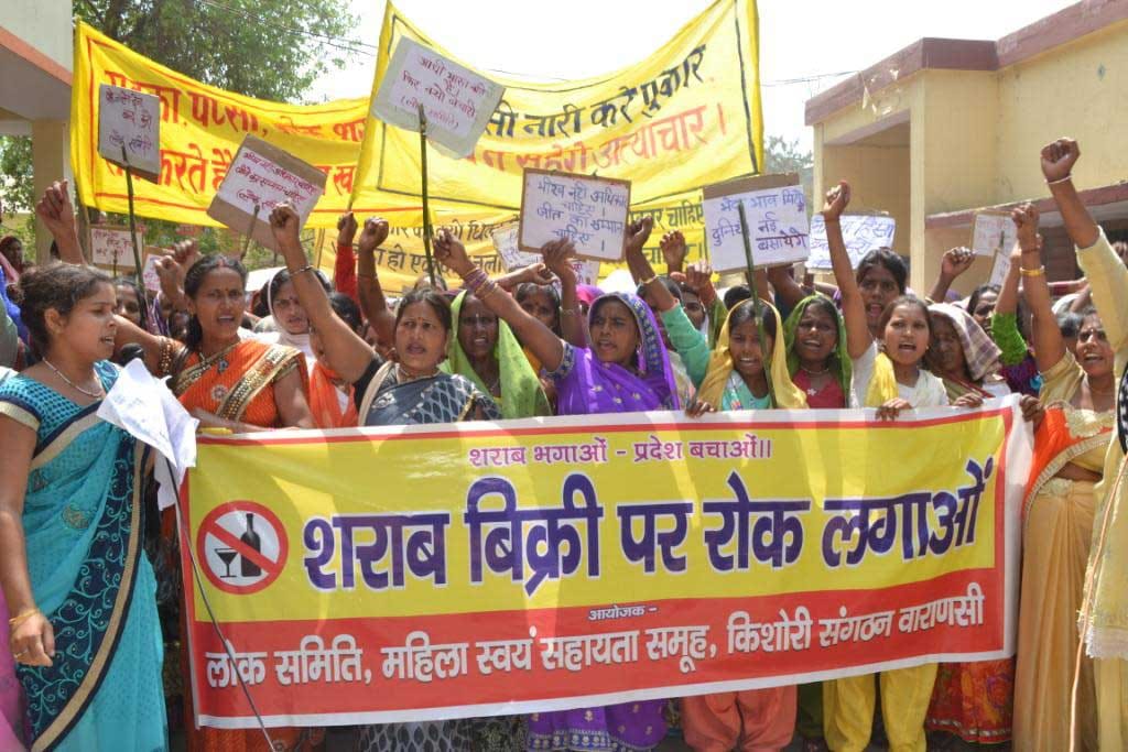 women protest for ban on wine shop continious third day