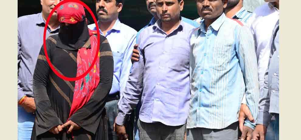 woman arrested selling weapon in delhi