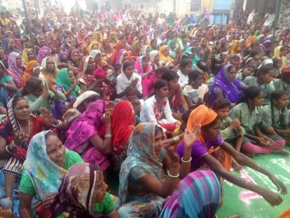 women protest for ban on wine shop continious third day