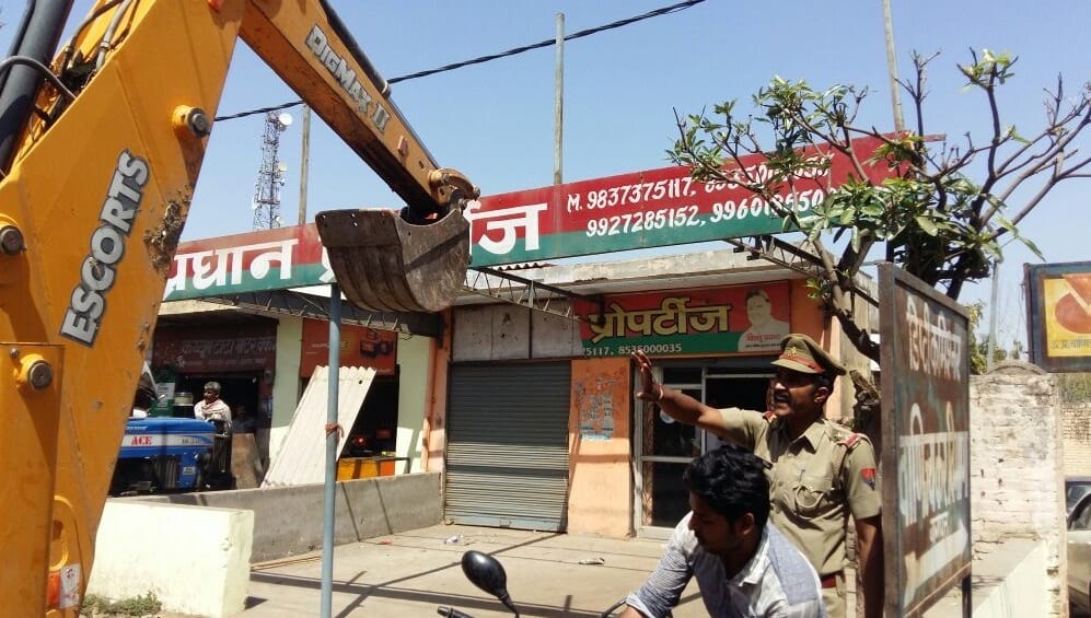 The leader of the SP had occupied, the Yogi government came to the office just after the bulldozer