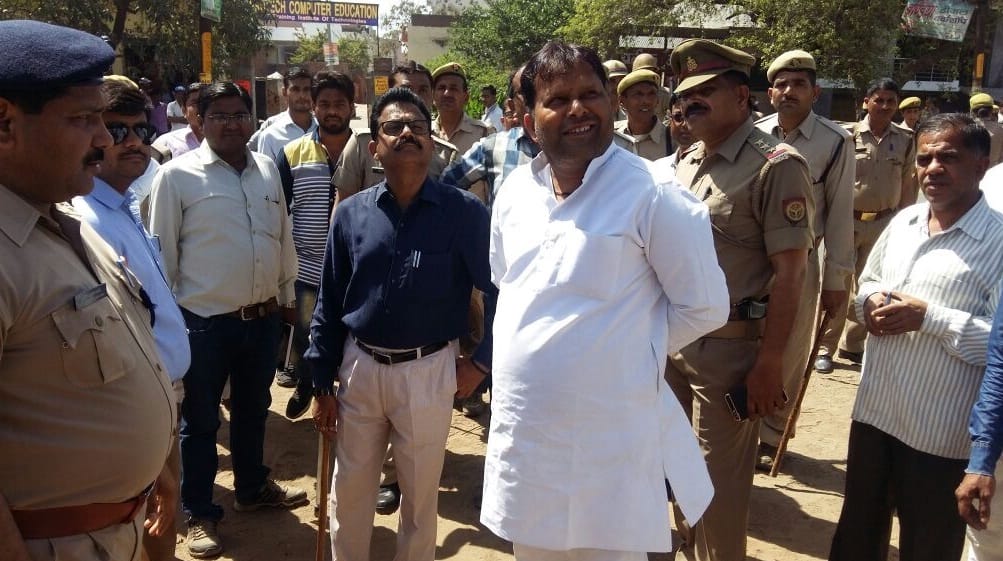 The leader of the SP had occupied, the Yogi government came to the office just after the bulldozer