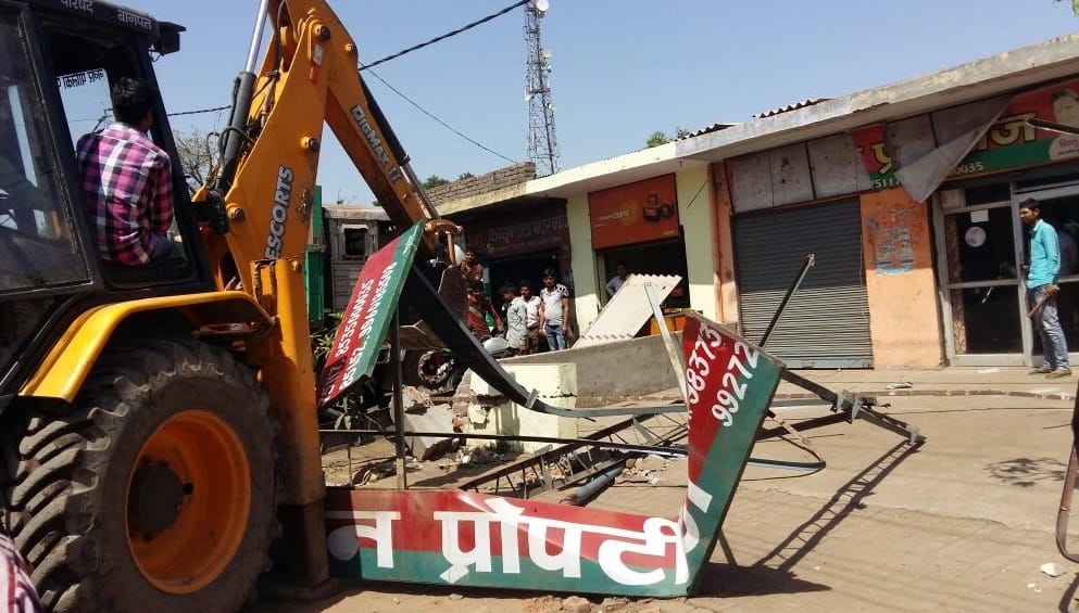 The leader of the SP had occupied, the Yogi government came to the office just after the bulldozer