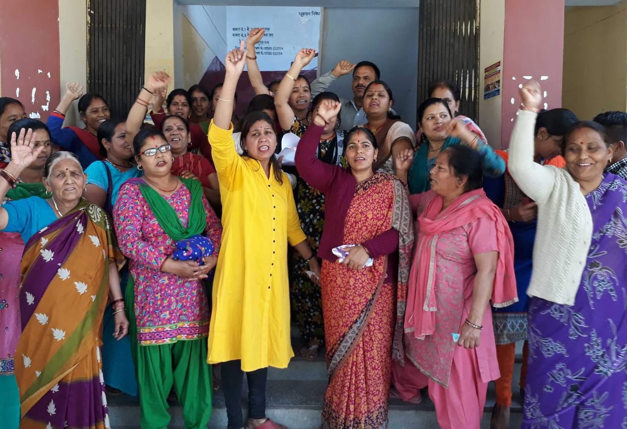 Women flutter against liquor shop.