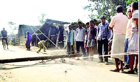 Pole collapsed by tractor collision, three unconscious from current