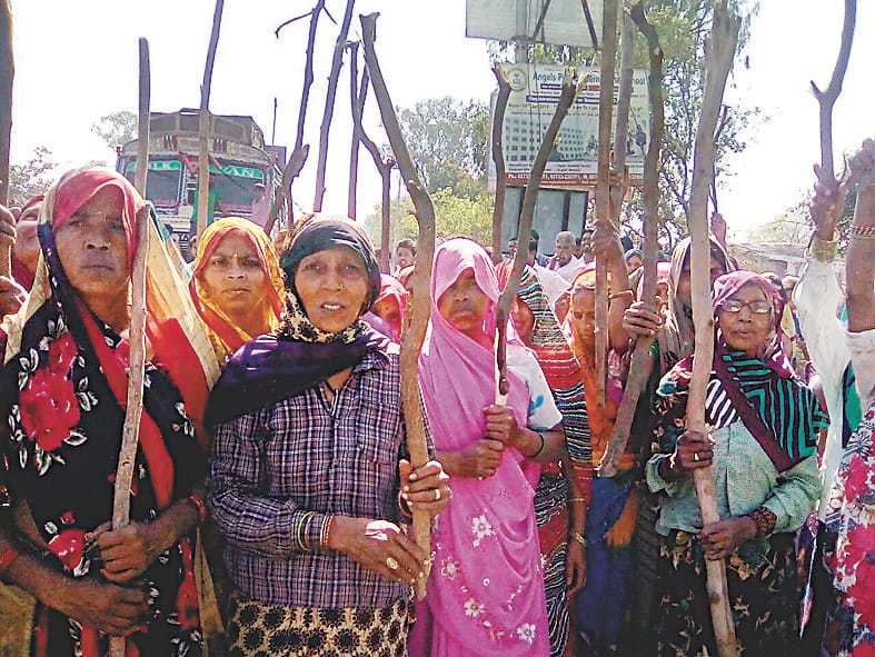 Anger of women whipped in protest against liquor contracts