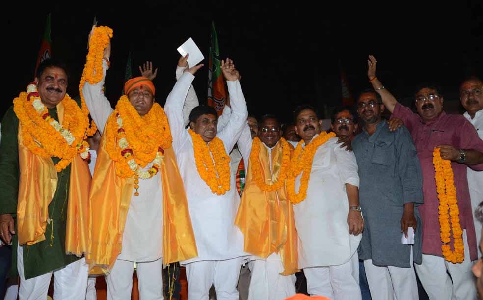 ministers maintain distance from bjp holi meet celebration in varanasi
