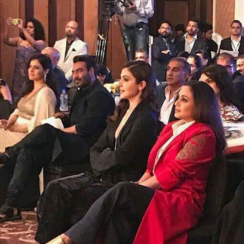Kajol Avioded Cousin Rani Mukherjee During An Award Function