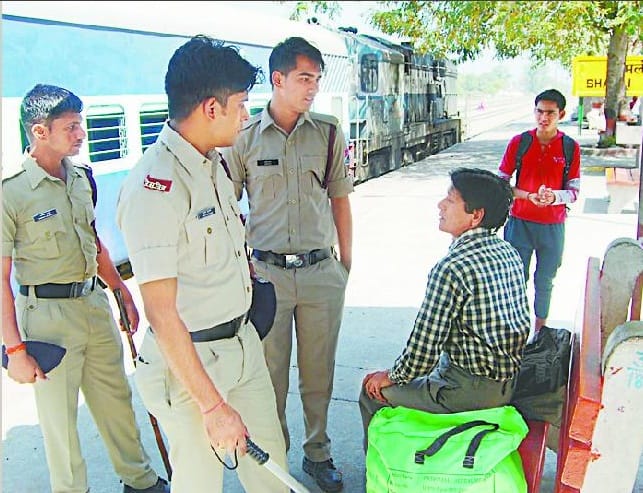 Employees do not come in time to collectorate