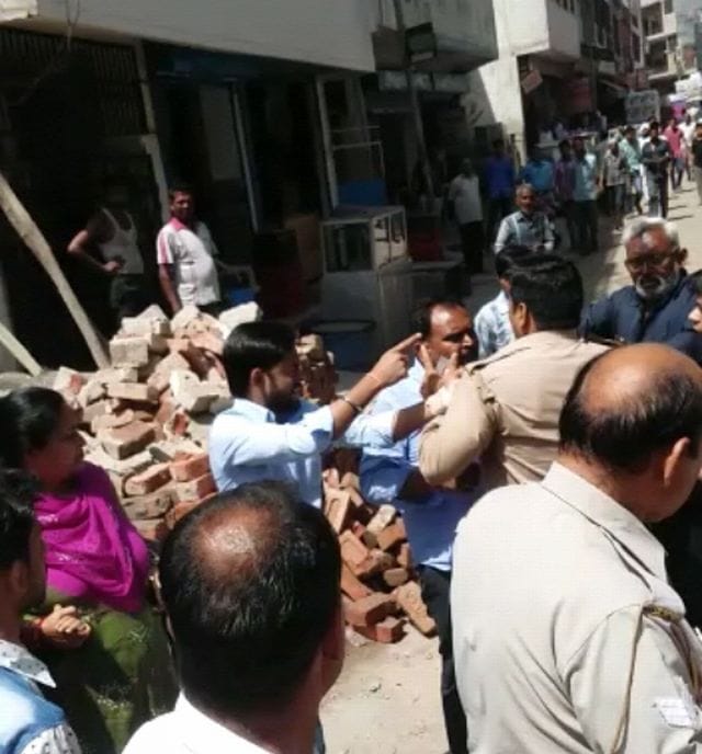 Shopkeepers beat lawyer and policeman