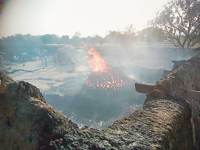 आग बुझने के बाद टूटे पड़े घर।