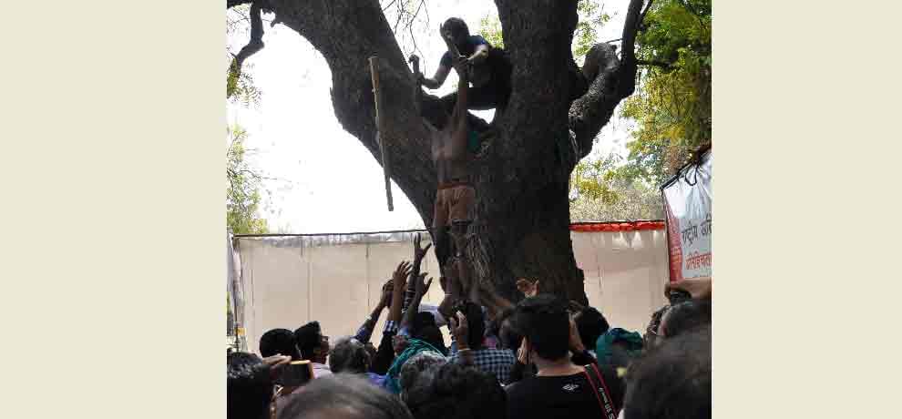 farmers from tamilnadu trying to commit suicide at jantar mantar delhi