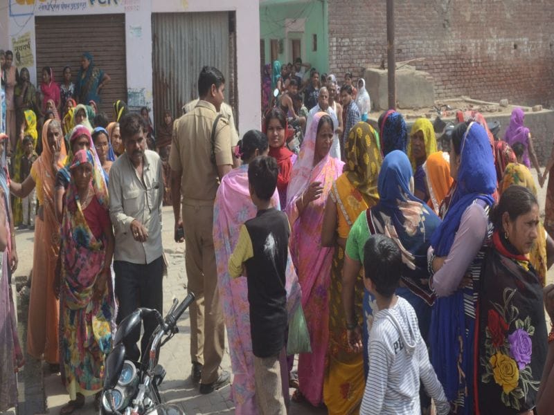 ghar mein lataka mila mahila ka shav, sasuraaleejan pharaar